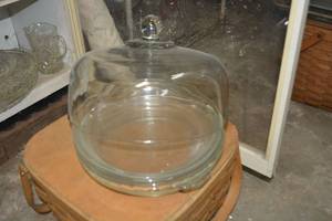 lot 330 image: Pyrex Pie Plates, and Clear Glass Cake Topper Lid Plus Picnic Basket