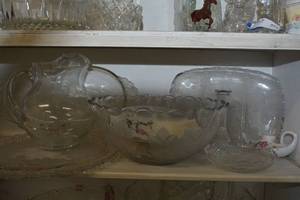 lot 335 image: Clear Serving Platters and Bowl, Glass Pitcher