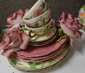 lot 347 image: 4-Person Place Setting  - Pink Flower and Pink Plate Dish Set with Rose Napkin Holders