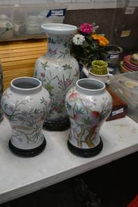 lot 356 image: 3-Piece White Ceramic Vase Set with Flower Design and Wooden Bases
