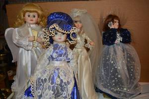 lot 138 image: Blue and White Porcelain Dolls