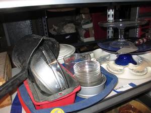 lot 179 image: Loaf Baking Pans, Pyrex Measuring Cup, Pedestal Cake Plates, and Cake Server