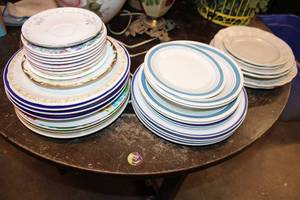 lot 428 image: Misc. Plates Pfaltzgraff, Oxford, Oneida Brands and Stoneware