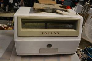 lot 445 image: Vintage Toledo Grocery Deli Meat Scale Model 1361