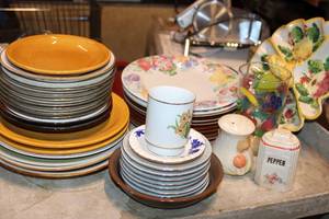 lot 431 image: Misc. Dishes Gibson, Royal Norfolk, Hallmark and More