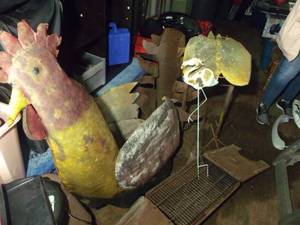 lot 483 image: Yard Flamingo, Vintage Metal Yard Rooster, Portable BBQ