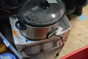 lot 366 image: CrockPots