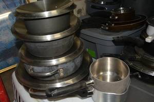 lot 370 image: Kitchen Pots and Pans, One Set has Lids