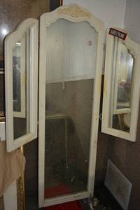 lot 372 image: Tri-fold Floor Mirror