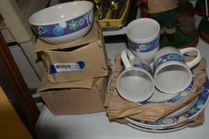 lot 392 image: Purple Stripe with Flowers Dish Set