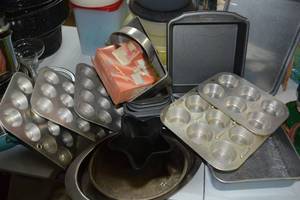 lot 383 image: Baking Pans Muffin Tins, Loaf Pans, and Cake Pans