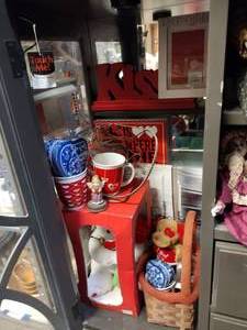 lot 172 image: Valentines Decorations