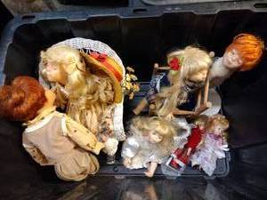 lot 156 image: Kissing Porcelain Dolls Collection