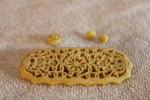 lot 155 image: Jewelry Vintage artisan crafted carved bone demi suite. Includes an intricately carved 3L pinbrooch, pendant in rose form and matching poststud earrings.