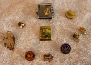 lot 261 image: Jewelry Lapel pin selection.