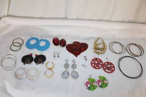 lot 259 image: Jewelry Earring selection - 15 pairs.