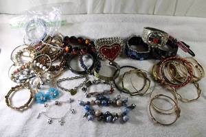 lot 525 image: Jewelry Fashion bracelet selection. Generous quantity. Various styles, makers and materials.