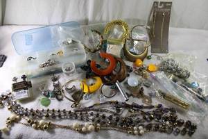 lot 528 image: Jewelry Jewelry findings, loose beads, parts, broken jewelry, single earrings and more