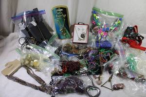 lot 526 image: Jewelry Fashion necklace selection. Generous quantity. Various styles, makers and materials.