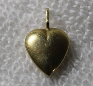 lot 500 image: Jewelry 14K yellow gold heart pendant. Marked 14K. Approx. 50L
