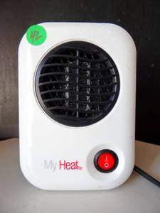 lot 42 image: Lasko  200-Watt Ceramic Compact Personal Indoor Electric Space Heater - WORKS