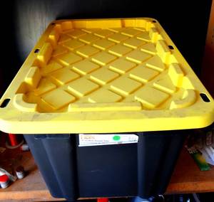 lot 72 image: HDX 27 GALLON TUFF TOTE WITH LID & CONTENTS