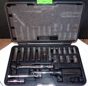 lot 74 image: PITTSBURGH 20 Pc RACHET SET WITH HARDCASE