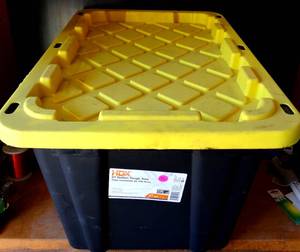 lot 82 image: HDX 27 GALLON TUFF TOTE WITH LID & CONTENTS