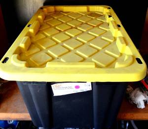 lot 86 image: HDX 27 GALLON TUFF TOTE WITH LID