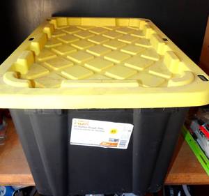 lot 93 image: HDX 27 GALLON TUFF TOTE WITH LID