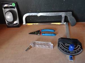 lot 104 image: ASSORTMENT OF TOOLS - GLASS CUTTER, HACKSAW, SANDER, ELECTRIC PLIERS, & KOBALT GUIDE