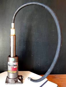 lot 119 image: PITTSBURGH 8 TON BOTTLE JACK