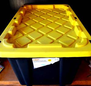 lot 139 image: HDX 27 GALLON TUFF TOTE WITH LID