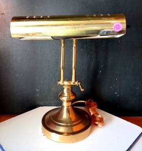 lot 150 image: NICE BRASS ADJUSTABLE DESK LAMP
