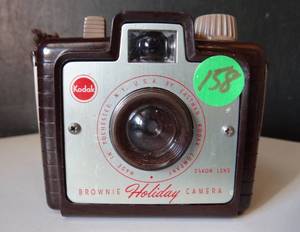 lot 158 image: Vintage Kodak Brownie Holiday Camera for 127 Film 1950s