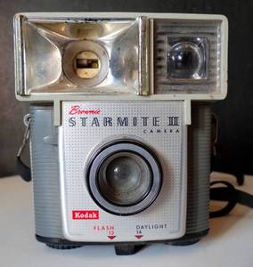 lot 159 image: VINTAGE Kodak Brownie Starmite Camera