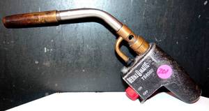 lot 201 image: BERNZOMATIC TS4000 TRIGGER START TORCH