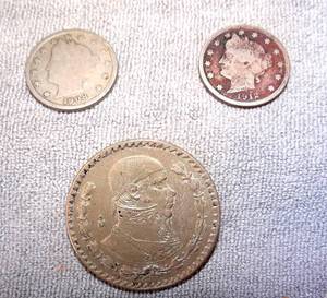 lot 221 image: SILVER COIN LOT -  2X LIVERY V NICKELS & 1 1959 MEXICAN PESO COIN