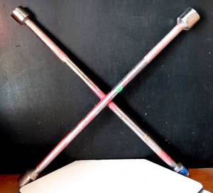 lot 289 image: 4 WAY STAR WRENCH - SIZES 24,27,30 & 33