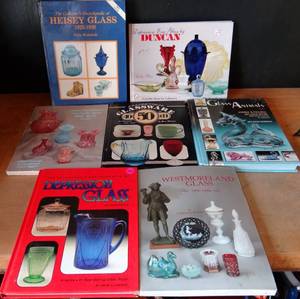 lot 292 image: LARGE LOT OF GLASS PRICE GUIDES AND ENCYCLOPEDIAS