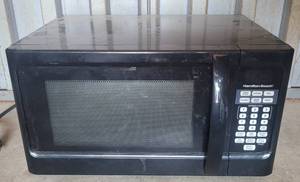 lot 22 image: HAMILTON BEACH MICROWAVE OVEN MODEL P100N30ALS3B AS SHOWN.
