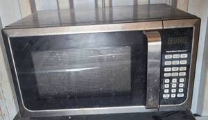 lot 31 image: HAMILTON BEACH MICROWAVE OVEN MODEL P90D23AL-WR AS SHOWN.