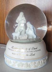 lot 13 image: LARGE MUSICAL CHRISTMAS THEMED SNOW GLOBE AS SHOWN.