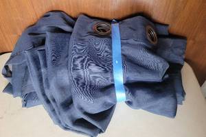 lot 24 image: LOT OF CURTAINS IN COLOR AND STYLE AS SHOWN.