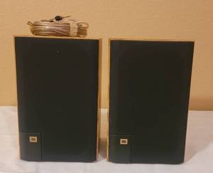 lot 44 image: JBL J2050 BOOKSHELF SPEAKERS AS SHOWN.