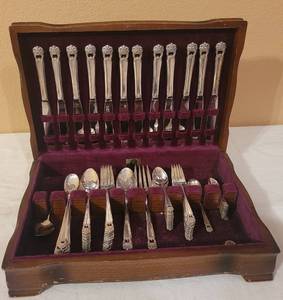 lot 64 image: 1847 ROGERS BROS SILVER PLATE FLATWARE SET WITH STORAGE CASE AS SHOWN. 90 PIECES TOTAL.