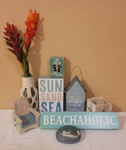 lot 66 image: LOT OF BEACH THEMED DECOR AS SHOWN.
