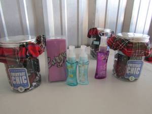 lot 68 image: Womens curve crush perfume NIB, 3 pack of scrunchies and clips, 3 small bottles of body mist