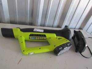 lot 87 image: Ryobi 18 Volt blower electric comes with battery and charger