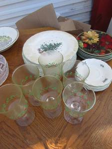 lot 97 image: 4 Nikko saucers with Christmas design, Sakura hallmark saucers with floral design, 8 Nikko China dinner plates